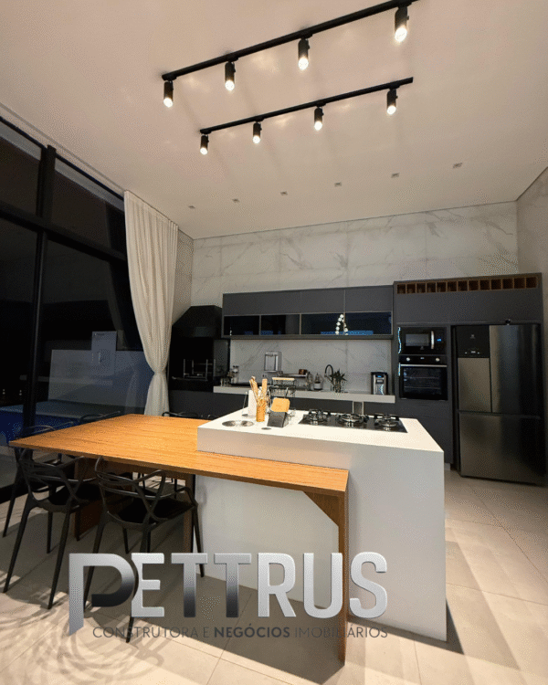 🏡 Casa moderna à venda – Riviera de Santa Cristina 13  Esta linda residência combina conforto, segurança e lazer, perfeita para quem busca qualidade de vida e momentos inesquecíveis em família.