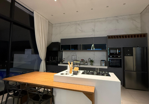 🏡 Casa moderna à venda – Riviera de Santa Cristina 13  Esta linda residência combina conforto, segurança e lazer, perfeita para quem busca qualidade de vida e momentos inesquecíveis em família.